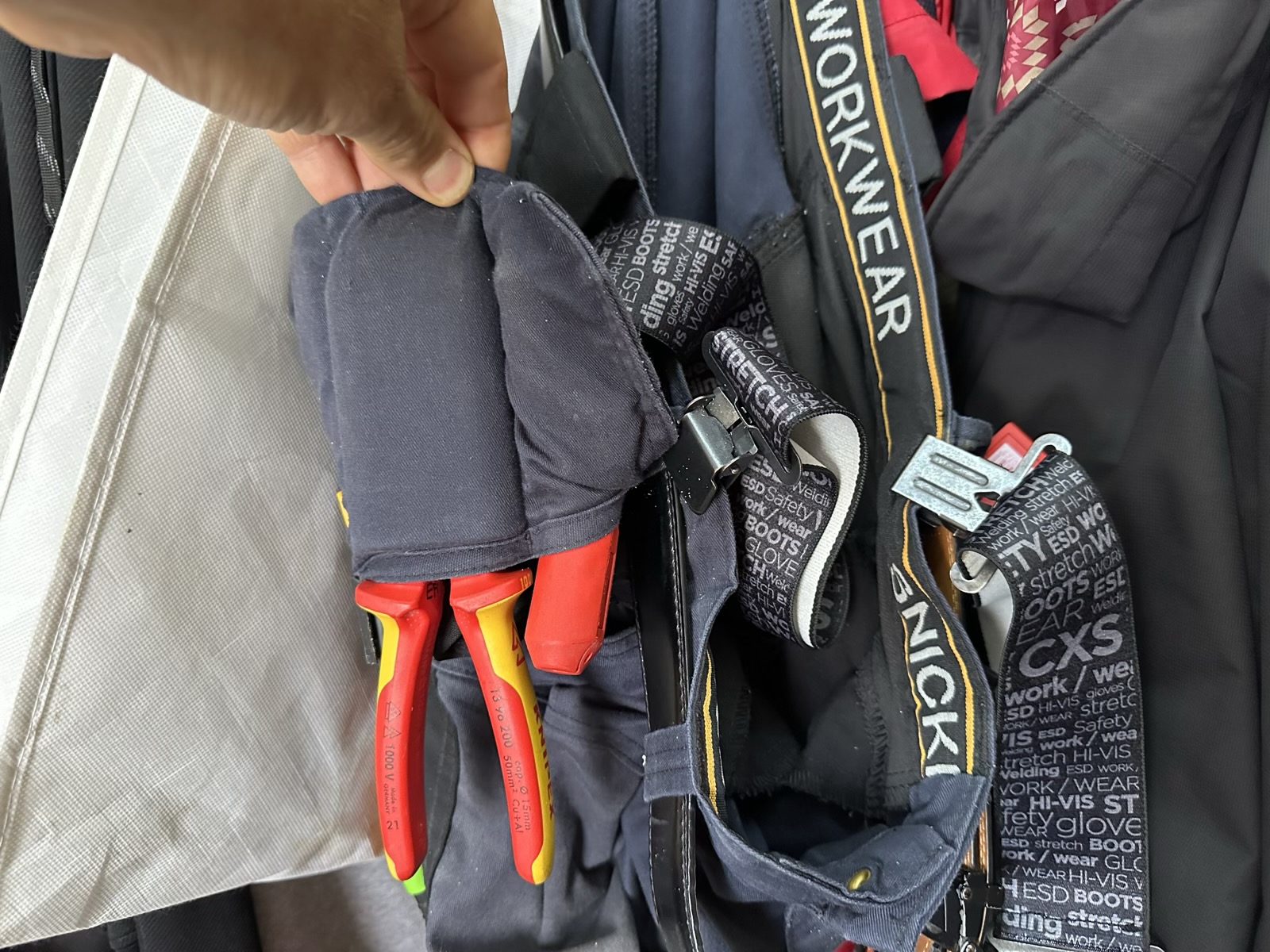 a Knipex 13 96 200 fogóhoz készült zseb-betét fejjel lefelé is tart a Knipex 13 96 200 fogóhoz készült zseb-betét fejjel lefelé is tart