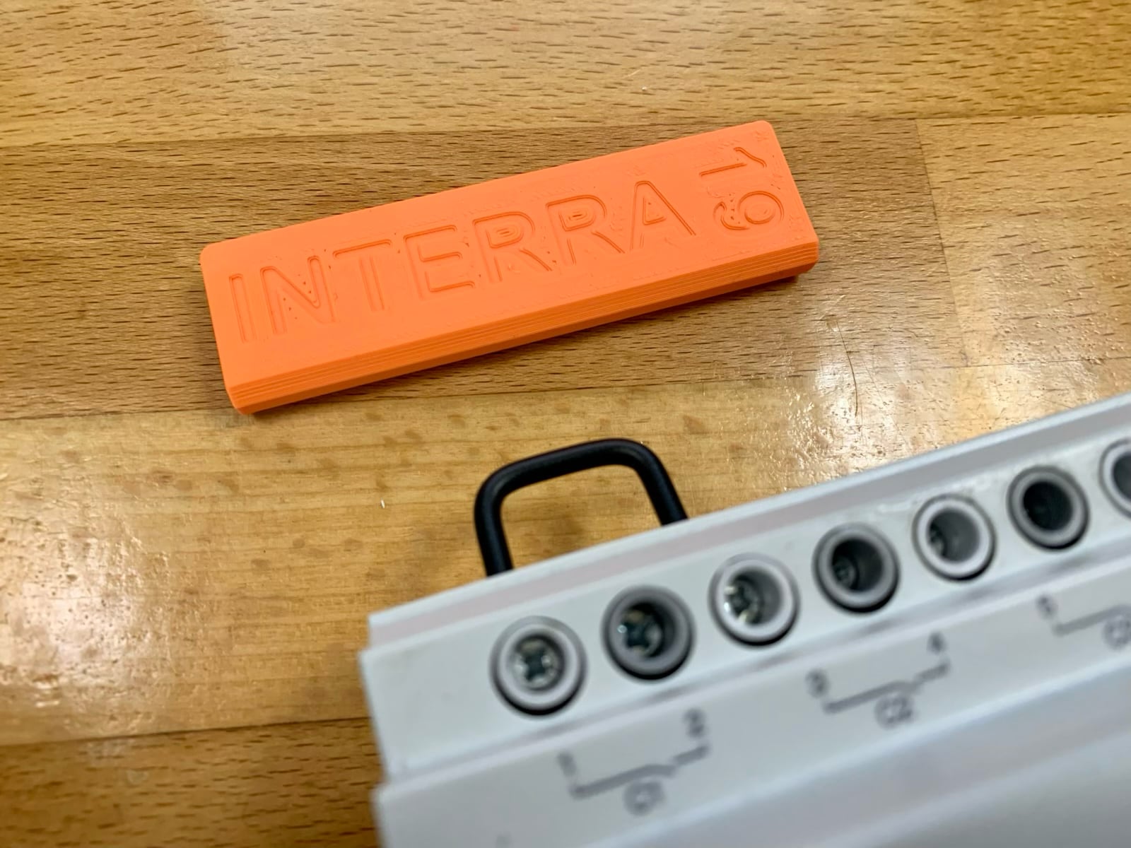 First U-shaped bridge installed in the actuator U-wire-bending-helper-for-Interra-switch-actuators