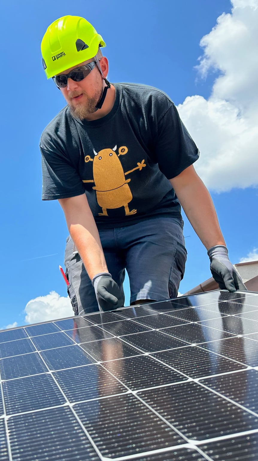 /user/pages/08.napenergia-plusz-2024/04._ajanlataink/solar-installer-vertical.jpg